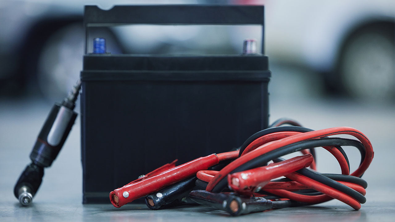 ¿Puede una batería de automóvil defectuosa causar problemas eléctricos?